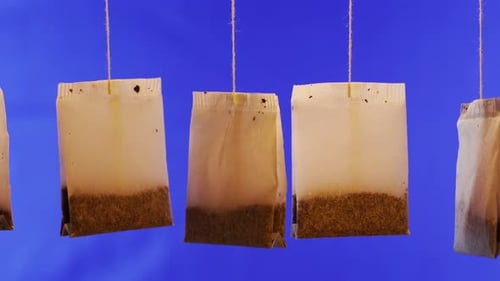 Colleción de bolsitas de té usadas con infusión de hierbas en Deep Blue