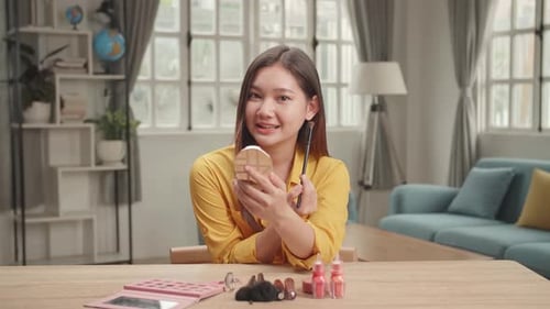 Bloguera de belleza con brocha para sombras de ojos hablando con la cámara