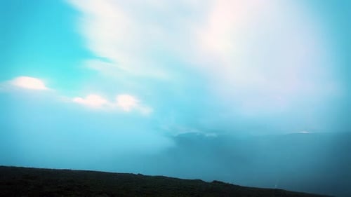 Nuages d'orage. paysage montagneux timelapse