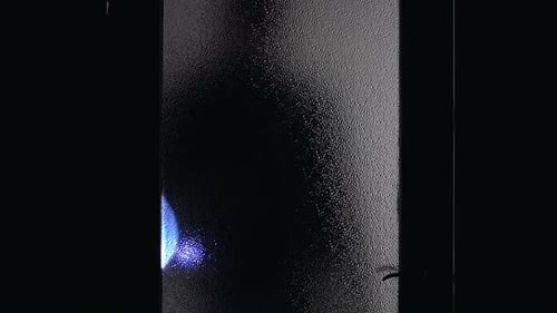 Räuber-Silhouette bricht in Haus ein, kein Sicherheitssystem, benachteiligte Gebiete