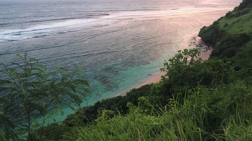 Blick auf den Sonnenuntergang eines malerischen tropischen Strandes