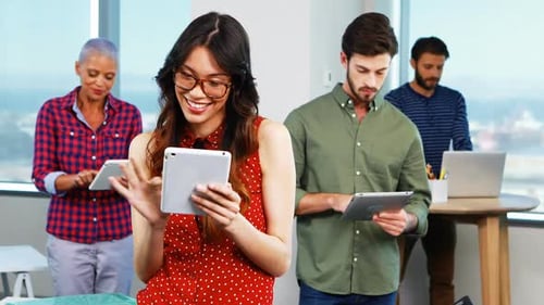 Führungsteam nutzt digitales Tablet