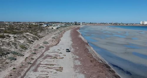 Suivre une voiture alors qu'elle roule le long de North Beach à Wallaroo, en Australie du Sud