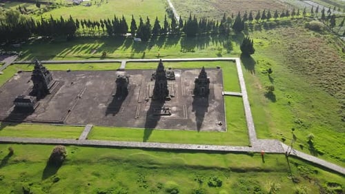 Luftaufnahme des Arjuna-Tempelkomplexes auf dem Dieng-Plateau.