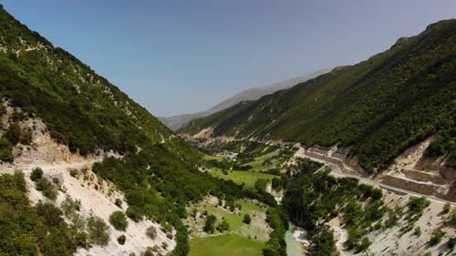 Images aériennes de Drone Vue Vol au-dessus de la montagne avec des forêts, des champs et de la rivière au lever du soleil,