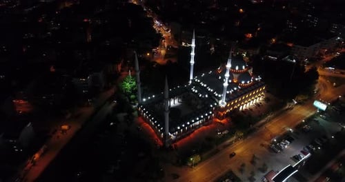 Luftaufnahme der Stadt und der Moschee