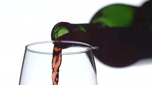 Ein Glas Rotwein in Zeitlupe einschenken; aufgenommen auf Phantom Flex 4K bei 1000 fps