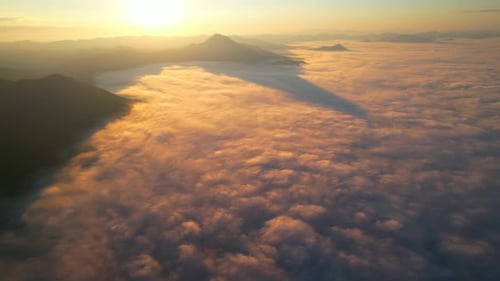 4K Panoramaflug über wunderschöne Berglandschaft mit hellem Himmel und Wolken