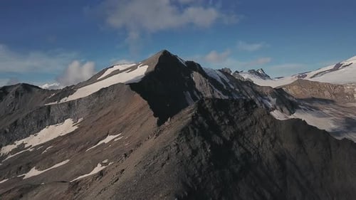 Panorama aéreo com picos de montanhas rochosas raramente cobertos de neve