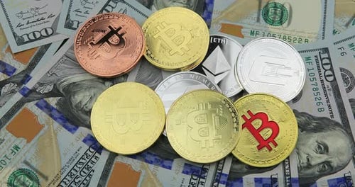 Bitcoin et crypto-monnaie sur des billets de cent dollars.