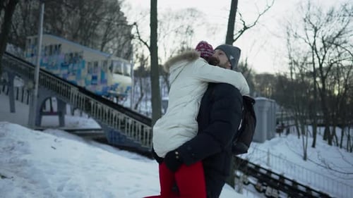 Un couple romantique heureux a un rendez-vous en hiver