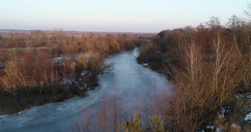 Der gefrorene Fluss bei Sonnenuntergang