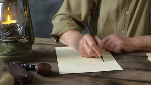 Romantischer altmodischer älterer Mann schreibt Gedicht