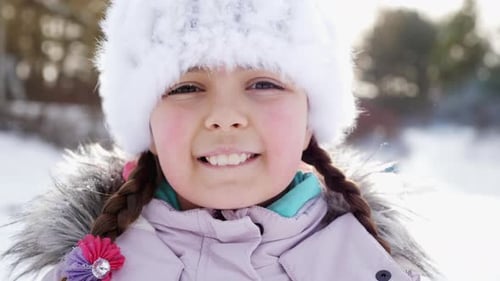 Mädchen freut sich darüber, Schnee hochzuwerfen