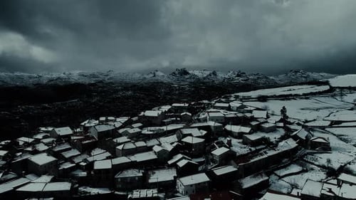 Abgelegenes Dorf bei Nacht, Winter, Schneetag