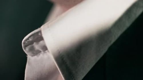 Nahaufnahme Handschwenken des T-Shirts eines Geschäftsmannes mit weißem Kragen