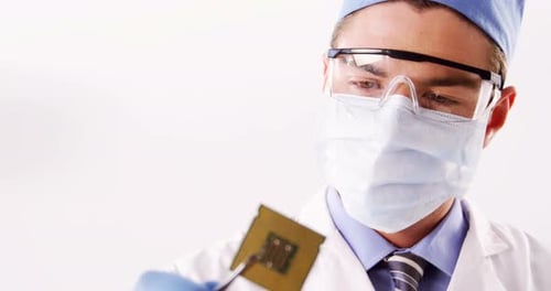 Technicien réparateur de la puce