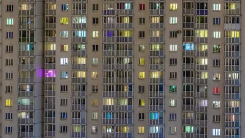 Fenster von Wohngebäuden Zeitraffer. Licht in den Fenstern von Wohnungen und Wohnungen.