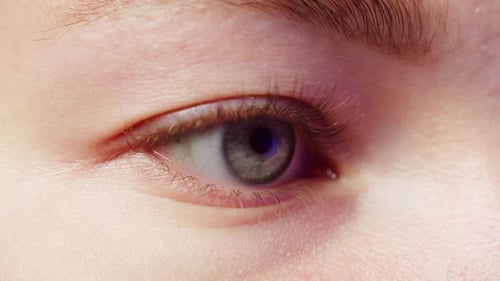 Nahaufnahme eines blinzelnden Auges beim Öffnen und Schließen