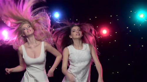 Frau tanzt vor Lichtern im Disco-Stil. Zeitlupe