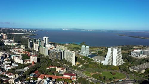 Porto Alegre Brasil. Marco do horizonte da cidade brasileira. Edifícios no centro da cidade