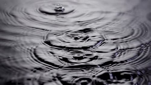 Regenwassertropfen in Zeitlupe