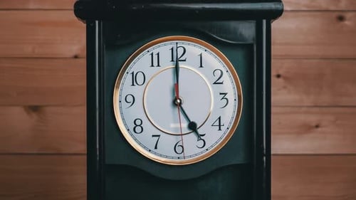 La flecha del reloj vintage gira a las 5 PM o AM Manecillas de giro completo del tiempo Timelapse