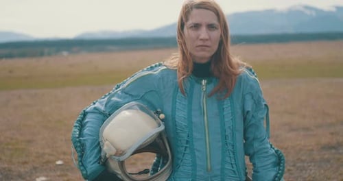 Portrait d'une femme astronaute rousse