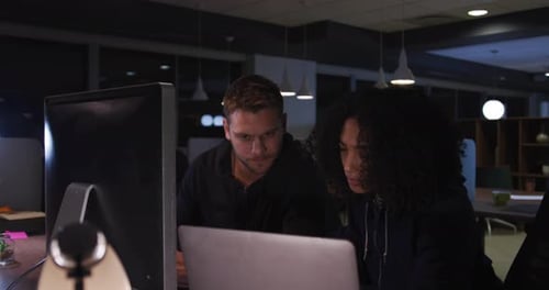 Junge Büroleiter arbeiten in einem modernen Büro am Computer
