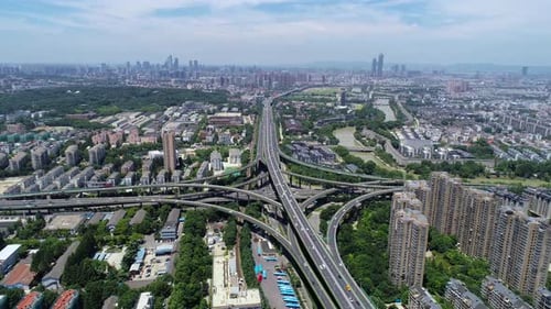Luftaufnahme der Autobahn und der Überführung in der Stadt