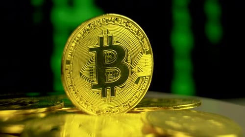 Bitcoin BTC dreht sich mit beweglichem Binärcode Blockchain Hintergrund