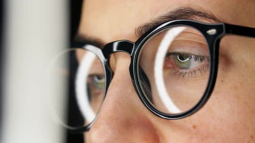 Nahaufnahme des Gesichts oder der Augen einer Frau mit Brille