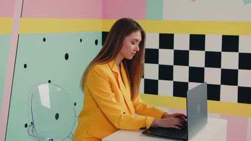 Mujer de negocios en un espacio de oficina creativo