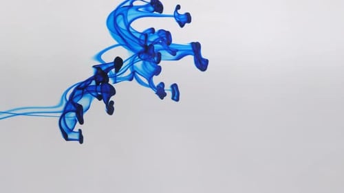 Liquid Abstractions: Die Auflösung von blauer Farbe in Wasser