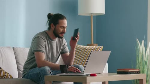 Un freelance occupé apprécie son temps de travail