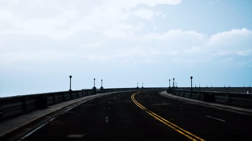 Ponte longa em Nevoeiro Nebuloso