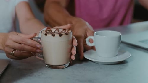 Pareja milenaria trabajando juntos y tomando un café en un café.