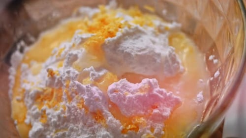 Den Teig für den Kuchen in Form von Backen backen