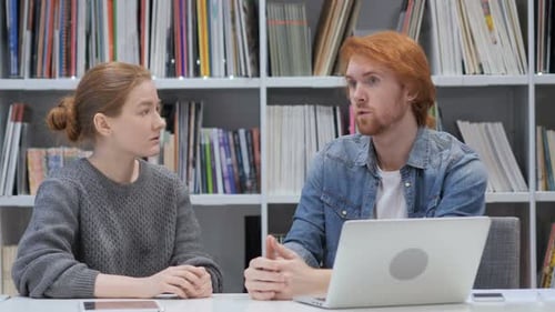 Homme triste parlant avec une amie, discutant de problèmes, tragédie
