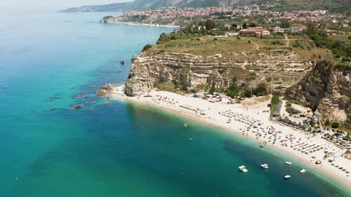 Der Strand und die wunderschöne Küste in der Nähe des Mittelmeers