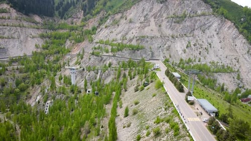 Barrage aérien de Medeo dans la montagne à Almaty