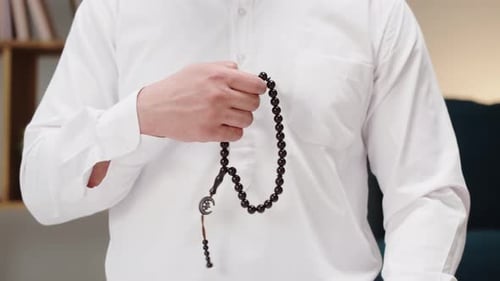 Mann aus dem Nahen Osten betet Nahaufnahme islamische Religion