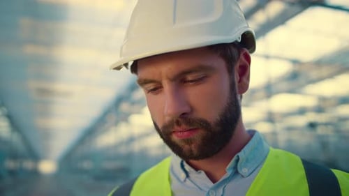 Ingenieur der Porträtfertigung, fokussiertes Gesicht, Blick in die Kamera
