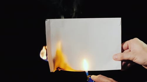 Ein Mann verbrennt einen ungeöffneten Brief
