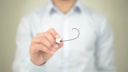 Mit Cloud verbinden, Geschäftsmann schreibt auf transparentem Bildschirm