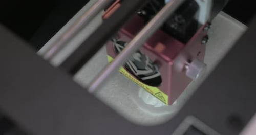 Vista superior de cerca del mecanismo de la impresora 3D en proceso