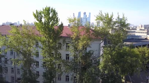 Draufsicht auf das weiße Gebäude im Innenhof, ähnlich einem Wohngebäude oder einer Universität, umgeben von