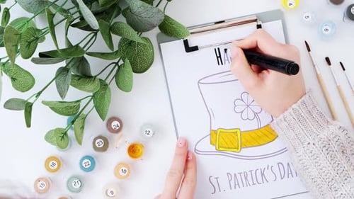Grußkarte mit weiblichen Händen, St. Patricks Day