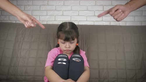 Les parents élèvent un enfant.