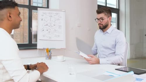 Arbeitgeber führt Interview mit dem Mitarbeiter bei Office 52